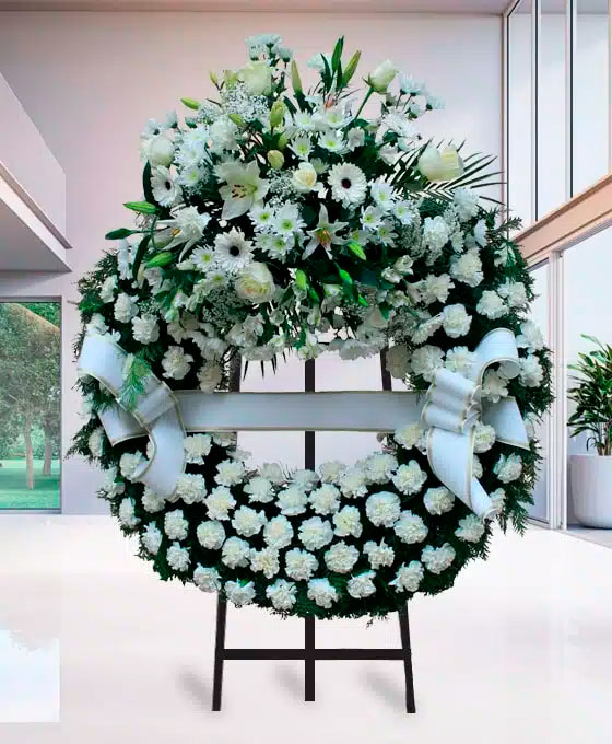 Corona Funeraria de claveles blancos para Tanatorio Clínica Universitaria